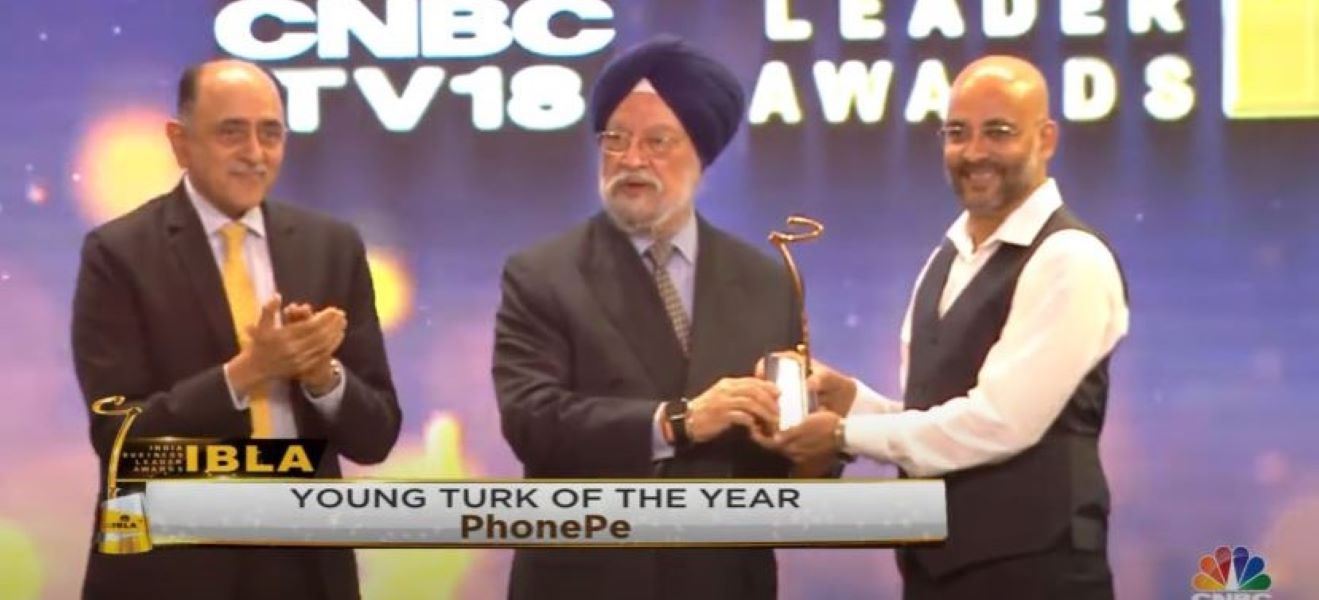 Sameer Nigam receiving the Young Turk Award for PhonePe