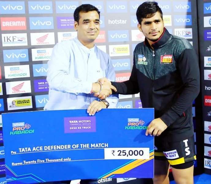 Saurabh Nandal (right) receiving cash prize for Pro Kabaddi League Season 7