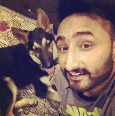 Savi Kahlon posing with his pet dog