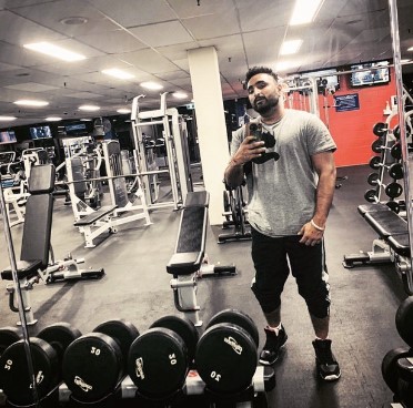 Savi Kahlon while posing at a gym