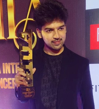 Siddharth Dhanda posing with his 'Most Talented Actor' award by India Interntaional Influencer Awards (2023)