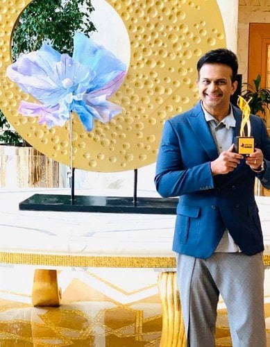 Siddharth Kannan with his Mid-day International Icon Shobiz Award