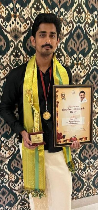 Siddharth with the 2014 Tamil Nadu Government Film Award