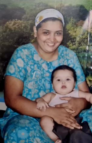 Spandan Chaturvedi as an infant with her mother