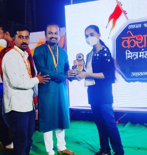 Spandan Chaturvedi receiving an award