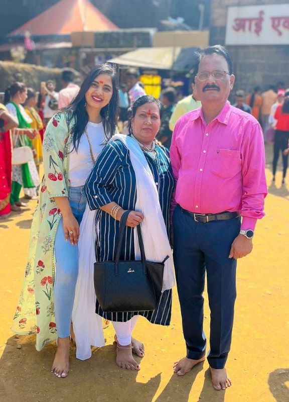 Srushti Dange with her parents