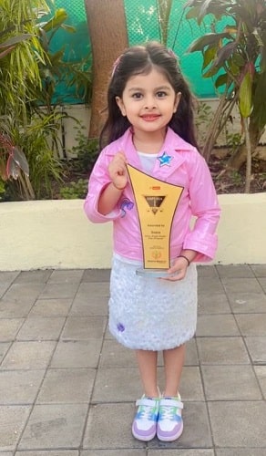 Ssara Palekar with her award