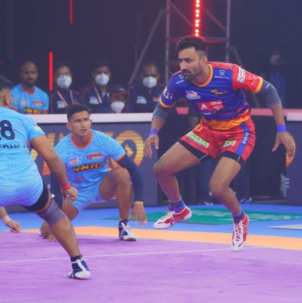 Surender Gill (extreme right) during a match in season 8 of the Pro Kabaddi League (2021)