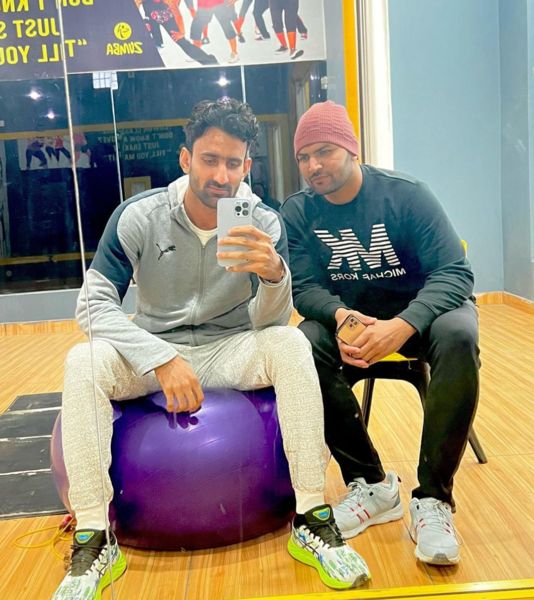 Surender Gill with his brother Anil Gill (right)