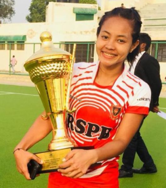 Sushila Chanu posing with the trophy after winning the 9th Hockey Indian Senior Women's National Championship