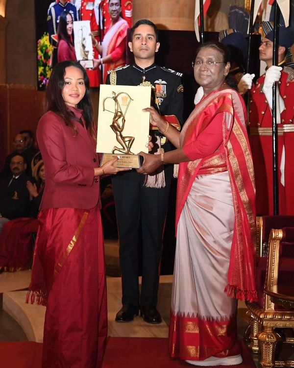 Sushila Chanu while receiving the Arjuna Award from the President of India Droupadi Murmu at Rashtrapati Bhavan, New Delhi