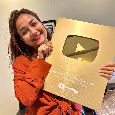 Swasti Mehul Jain while showing her golden YouTube button
