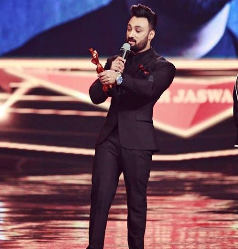 Umair Jaswal with his Hum Style Award