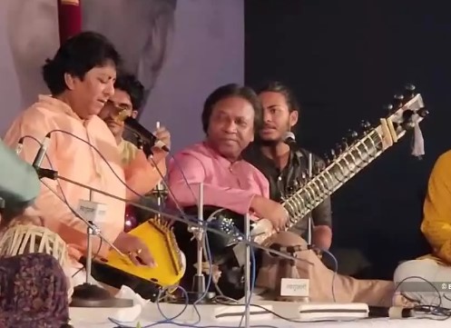 Ustad Shahid Parvez performing Ustad Rashid Khan