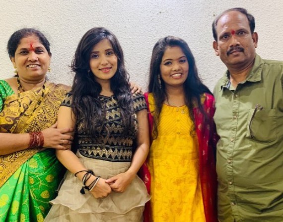 Vaishnavi Patil (in black top) with her father, mother, and elder sister, Manali Patil (in yellow suit)