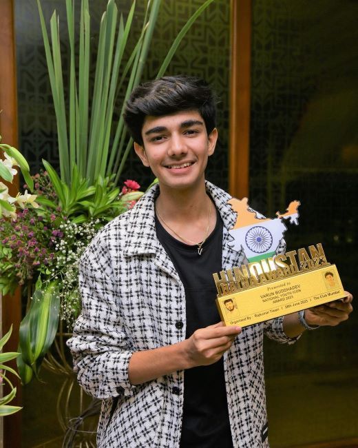 Varun Buddhadev holding the National Youth Icon Award