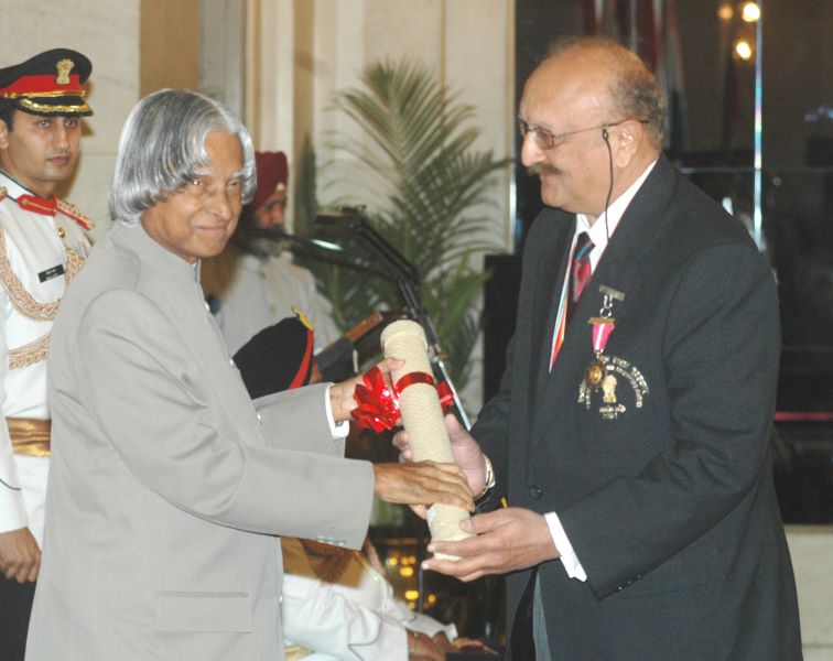 Vijaypat Singhania receiving the Padma Bhushan from Dr. A. P. J. Abdul Kalam