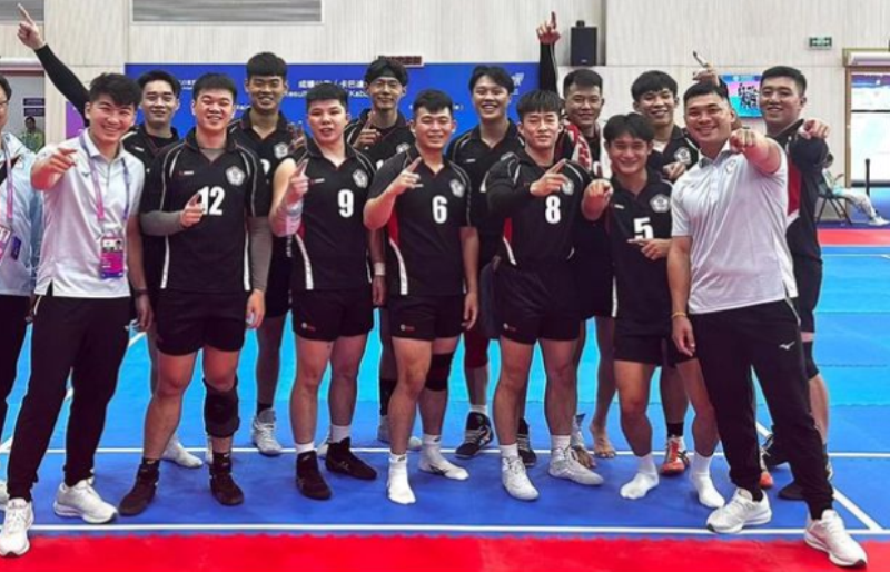 Zheng Wei Chen with his team at the 2022 Asian Games in Hangzhou, China