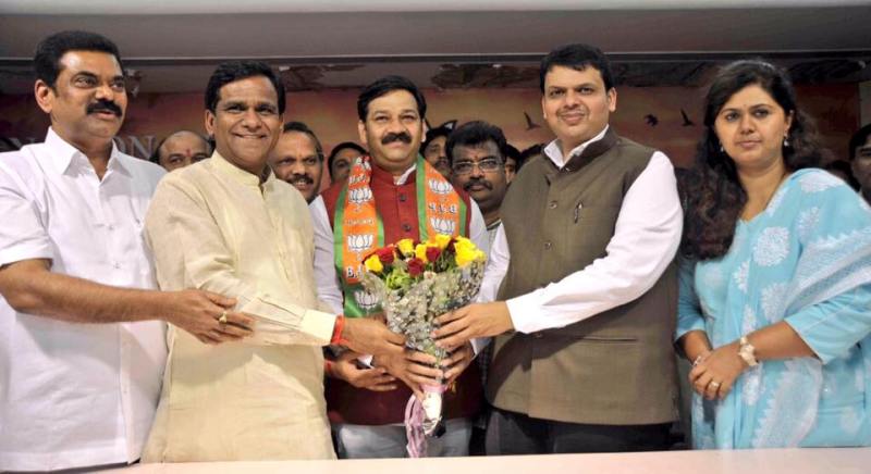 A picture of Devendra Fadnavis (second from right) welcoming Ganpat Gaykwad (centre) to BJP