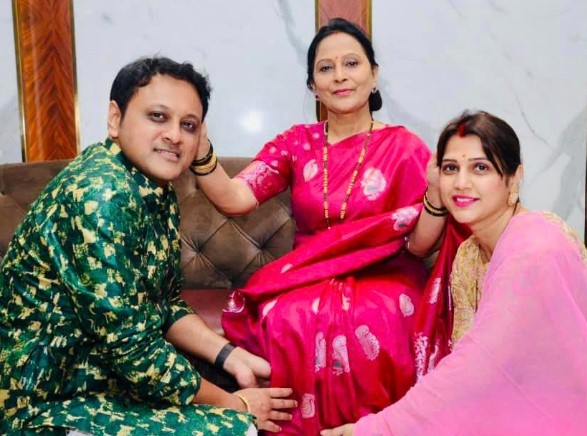 Abhishek Ghosalkar with his mother and wife