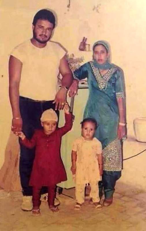 An old picture of Gurmeet Ram Rahim Singh with his wife and children