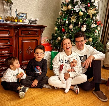 Anish Giri with his wife, daughter, and two sons