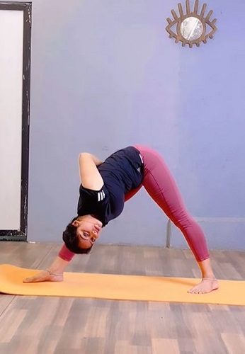 Deepika Singh doing yoga