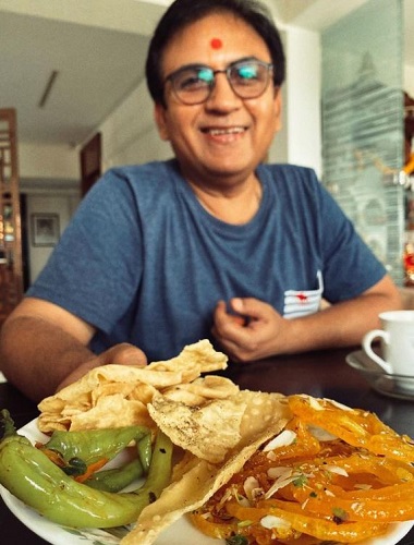 Dilip Joshi eating jalebi fafda