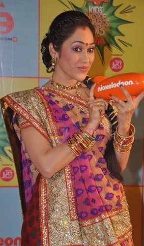 Disha Vakani with her award