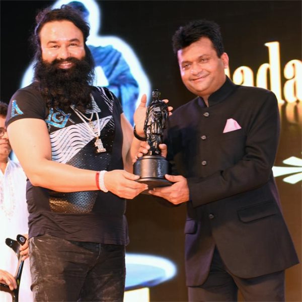 Gurmeet Ram Rahim Singh accepting the Dadasaheb Phalke Film Foundation Award (2016)