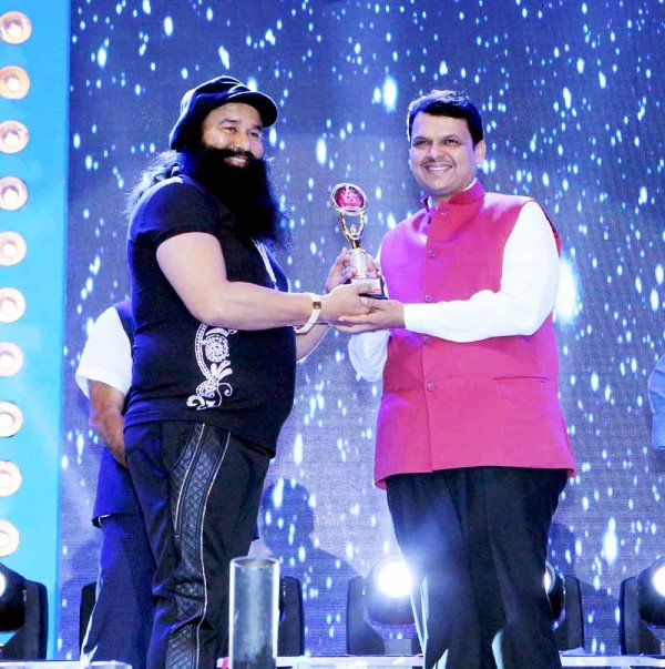 Gurmeet Ram Rahim Singh receiving Bright Award for Best Actor & Most Versatile Personality on 6 February 2017 at the Hotel Peninsula Grand in Andheri, Mumbai