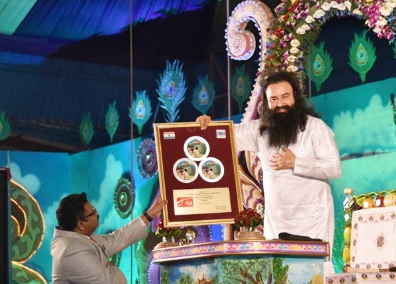 Gurmeet Ram Rahim Singh receiving a Platinum Plaque for Best Composition & Best Music Direction by IFPI And Sony DADC in 2016
