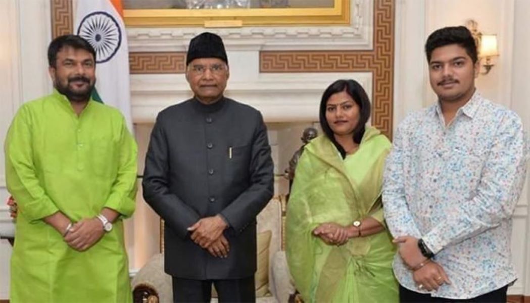 Hemant Patil with his wife and son meeting the President Ramnath Kovind (Centre)