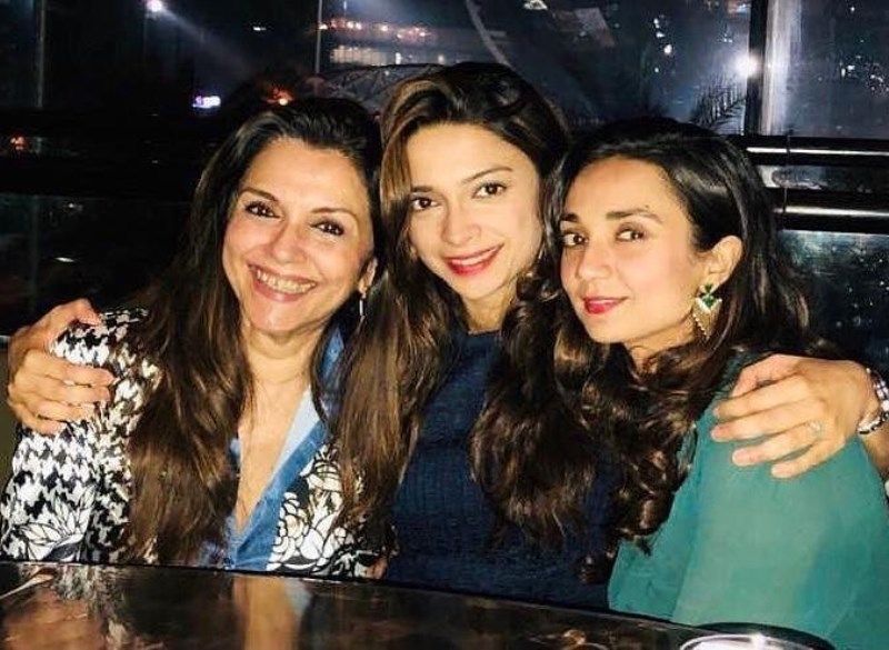Ira Dubey with her mother and sister