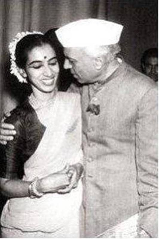 Jawaharlal Nehru praising Mrinalini Sarabhai after her 'Manushya' performance, first Kathakali performance by a woman