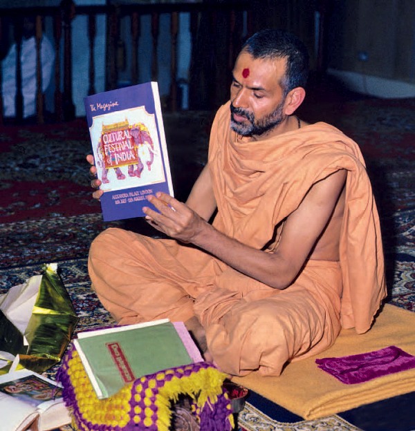 Mahant Swami inaugurating the CFI souvenir book