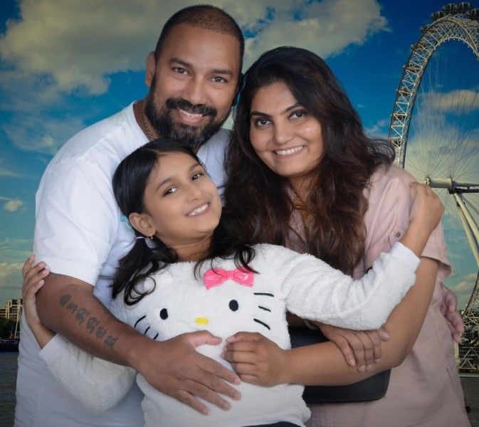 Mauris Noronha with his wife and daughter