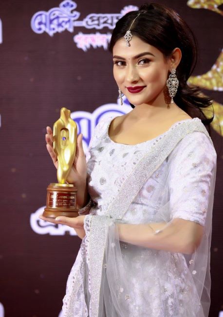 Mehazabien holding Meril Prothom Alo Award 2018