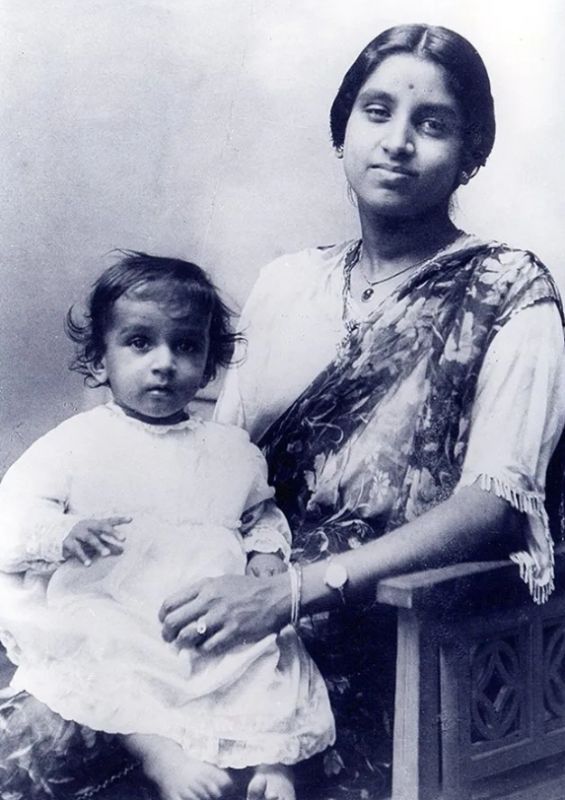 Mrinalini Sarabhai (left) with her mother, Ammu Swaminathan