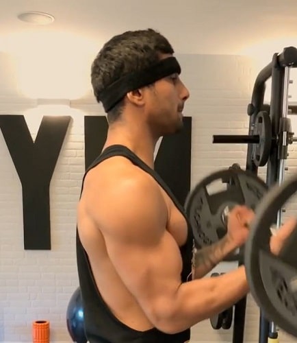 Prateik Babbar working out at a gym