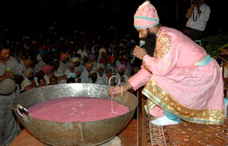 Ram Rahim imitating Guru Gobind Singh at a congregation in Salabatpura, Bathinda in 2007