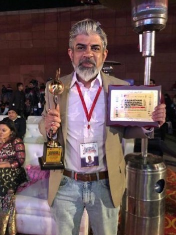 Rituraj Singh after winning the Best Actor Male in Short Film at the Rajasthan International Film Festival (2020)