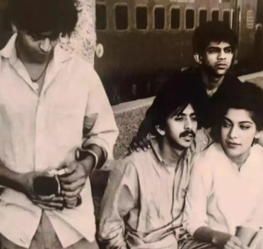 Rituraj Singh with Shahrukh Khan during his days at 'Barry John Acting Classes' in New Delhi