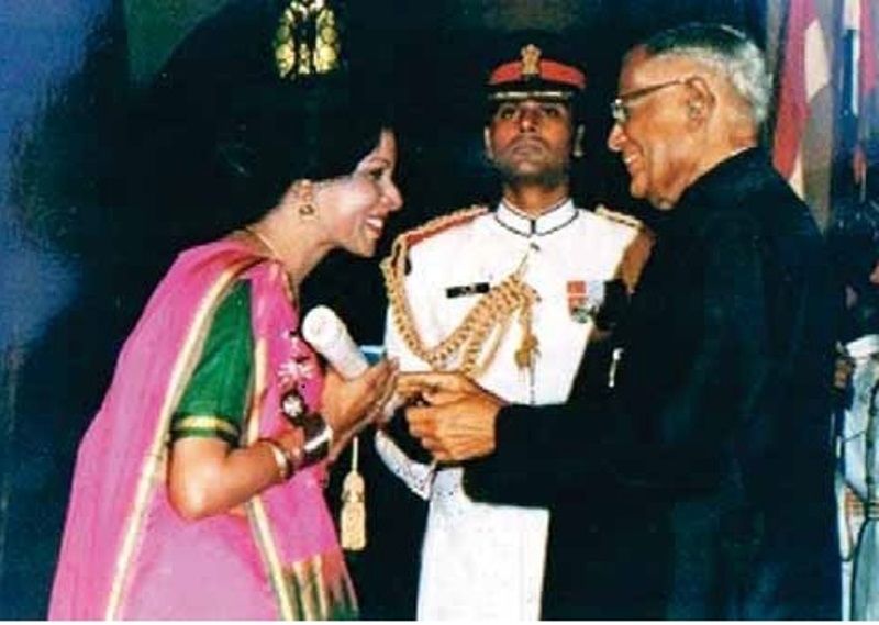 Shovana Narayan receiving Padma Shri from the president, R. Venkataraman in 1992