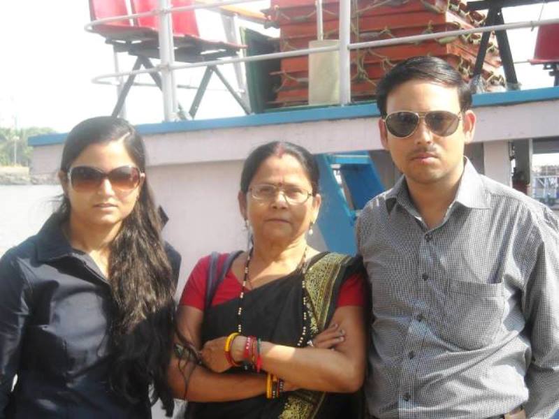 Shrestha Thakur with her mother and brother