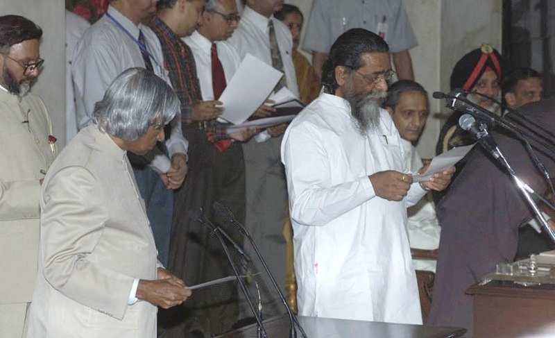 The President Dr. A. P. J. Abdul Kalam administering the oath as a cabinet minister to Shibu Soren at a swearing-in ceremony in New Delhi on 22 May 2004