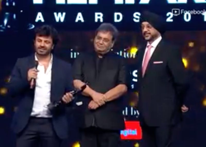 Vikas Bahl (extreme left) receiving the 'Best Director' award at the Filmfare Awards 2015