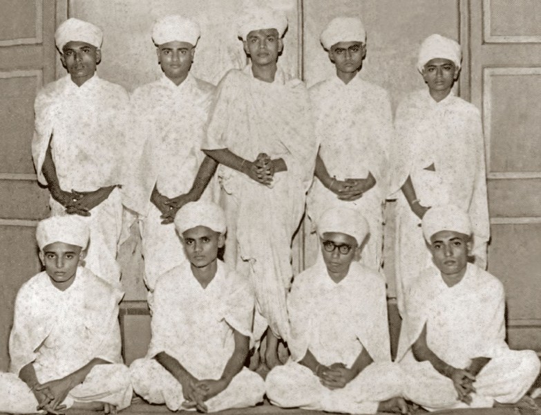 Vinu Bhagat (standing in centre) with Nav Yogeshwars