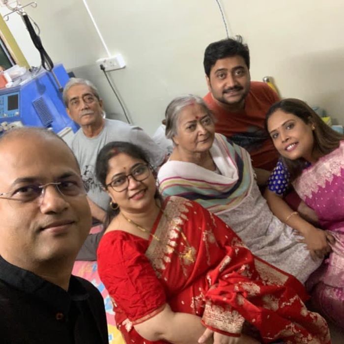 Vishwanath Chatterjee with parents, sister, and brother-in-law