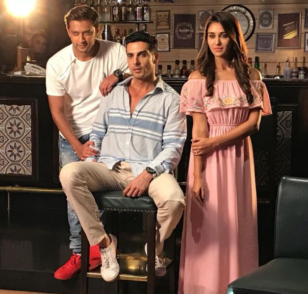 Zayed Khan (centre) on the shoot of the TV series titled 'Haasil' (2017)